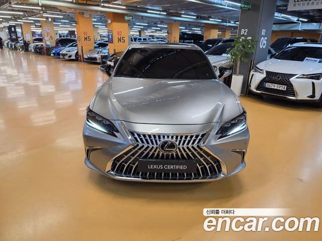 Lexus ES300h 2025 — ფოტო 15/18