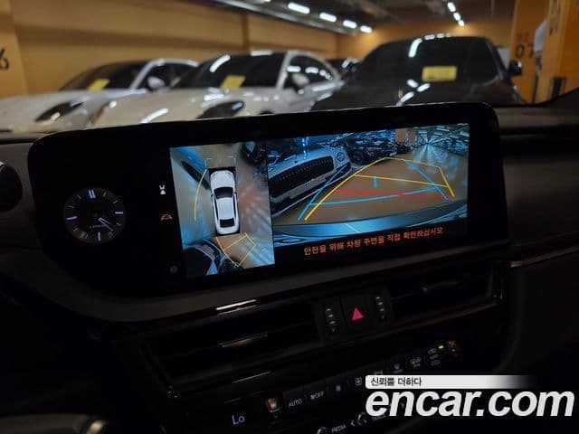 Lexus ES300h 2025 — ფოტო 17/18