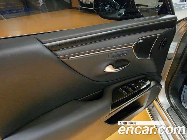 Lexus ES300h 2025 — ფოტო 7/18