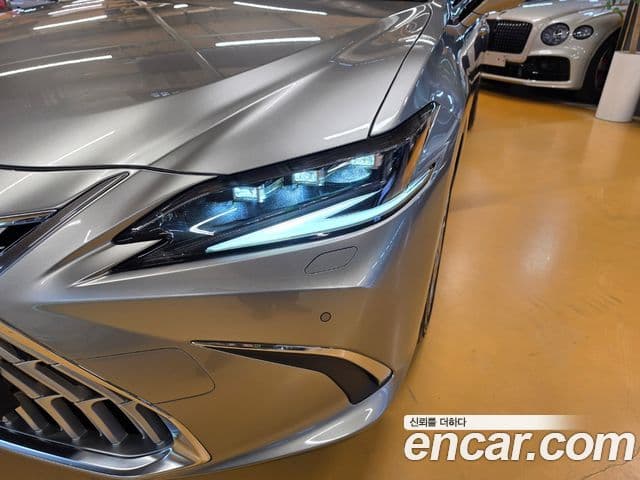 Lexus ES300h 2025 — ფოტო 8/18