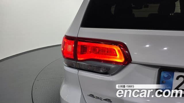 Jeep Grand Cherokee 2019 — ფოტო 33/35