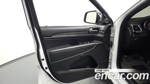 Jeep Grand Cherokee 2019 — ფოტო 17/35