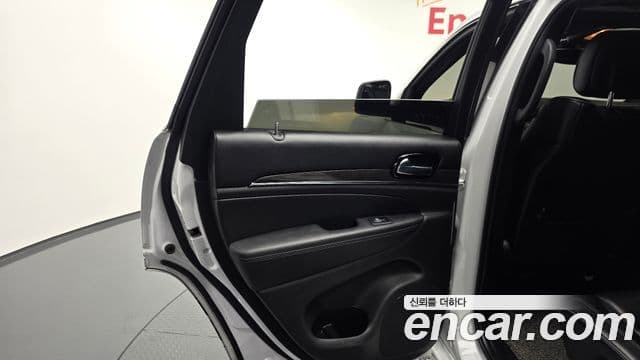 Jeep Grand Cherokee 2019 — ფოტო 8/35