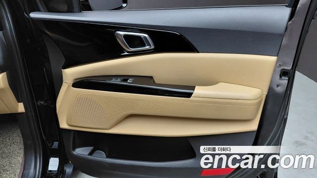 Kia Carnival 2023 — ფოტო 18/34