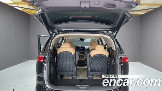Kia Carnival 2023 — ფოტო 26/34