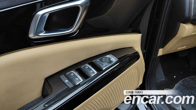 Kia Carnival 2023 — ფოტო 32/34