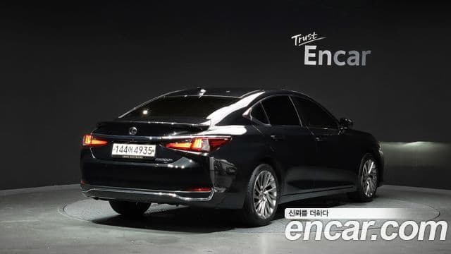 Lexus ES300h 2023 — Фото 1/20