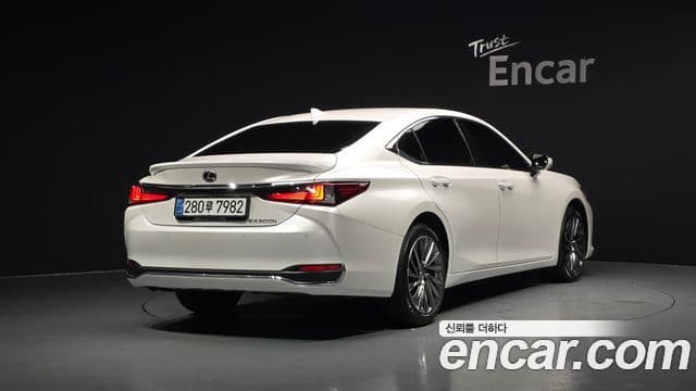 Lexus ES300h 2023 — Фото 2/20