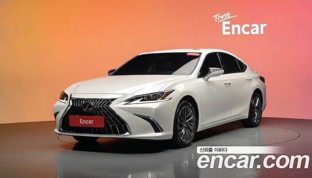 Lexus ES300h 2023 — Фото 1/20