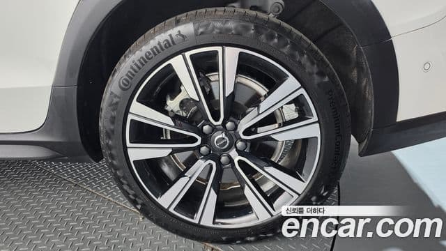 Volvo V60 Cross Country 2024 — ფოტო 33/35