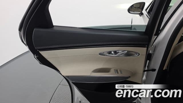 Genesis GV70 2021 — ფოტო 17/32