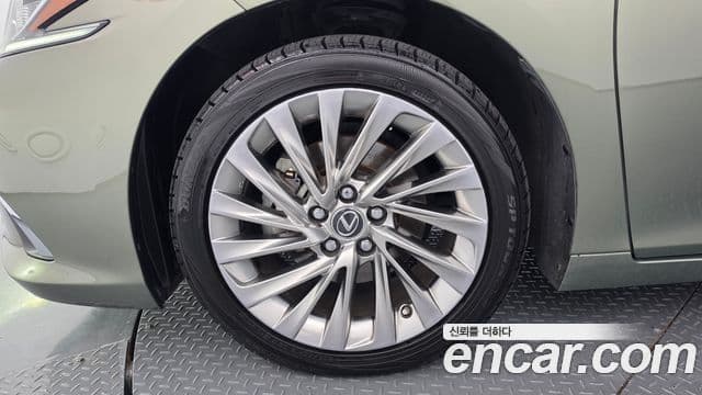 Lexus ES300h 2018 — Photo 16/20