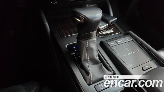 Lexus ES300h 2018 — Photo 9/20