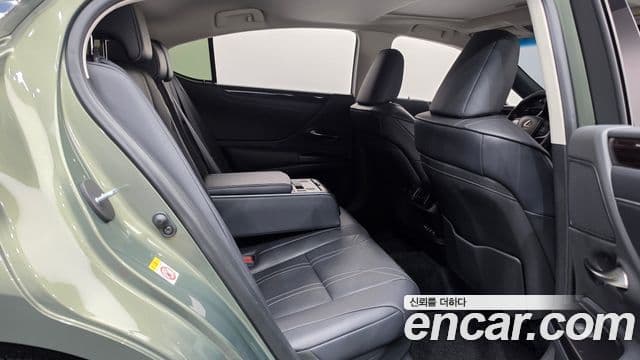 Lexus ES300h 2018 — Photo 19/20