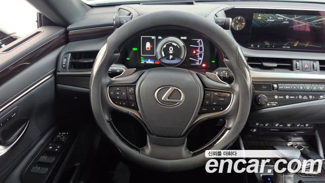 Lexus ES300h 2018 — Photo 2/20