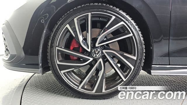 Volkswagen Golf 2024 — Photo 1/20
