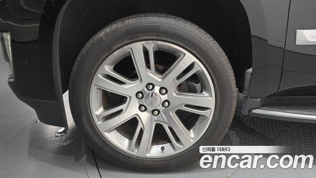 Cadillac Escalade 2018 — Photo 31/36