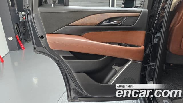 Cadillac Escalade 2018 — Photo 8/36