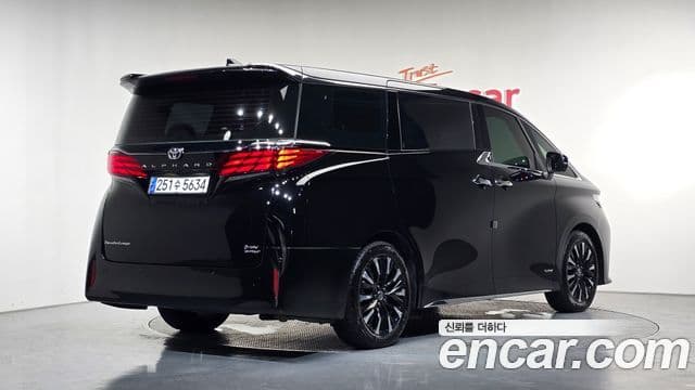 Toyota Alphard 2023 — Фото 1/20