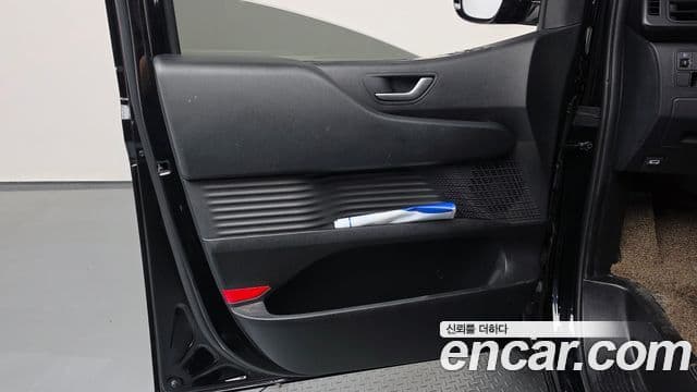 Hyundai Staria 2025 — Photo 9/35