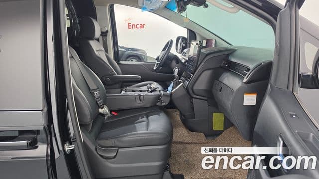 Hyundai Staria 2025 — Photo 23/35