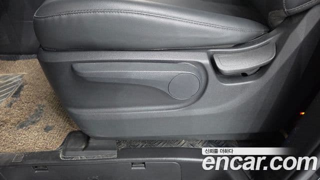 Hyundai Staria 2025 — Photo 5/35