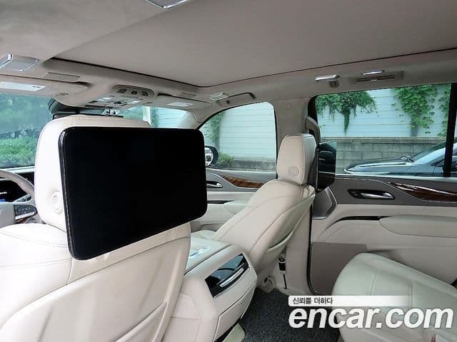 Cadillac Escalade 2021 — ფოტო 18/20
