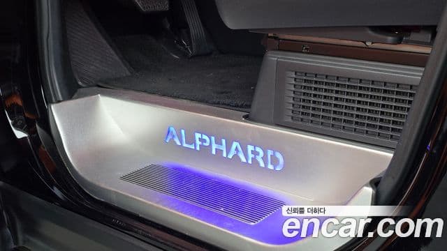 Toyota Alphard 2023 — ფოტო 32/38