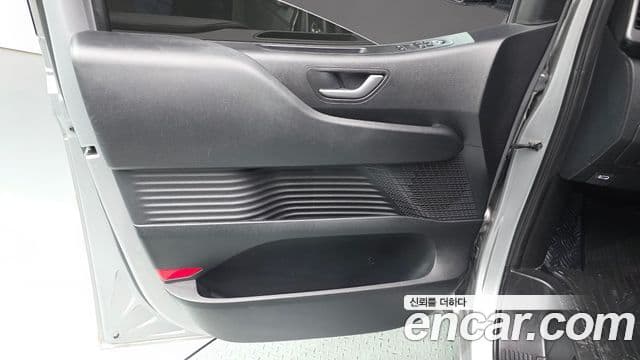 Hyundai Staria 2025 — Photo 18/33