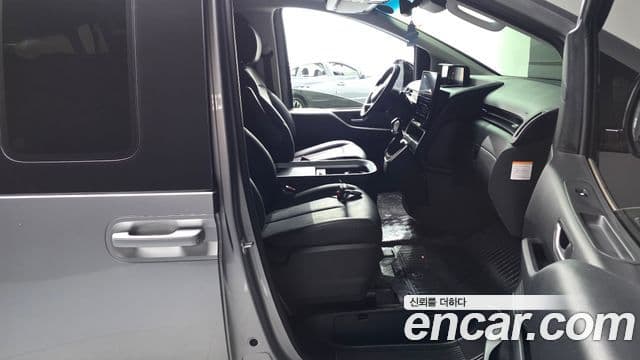 Hyundai Staria 2025 — Photo 27/33