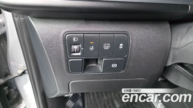 Hyundai Staria 2025 — Photo 19/33
