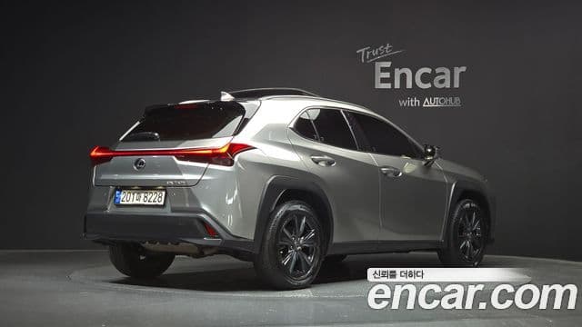 Lexus UX250h 2023 — Фото 2/20