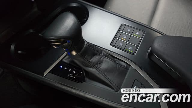 Lexus UX250h 2023 — Фото 9/20