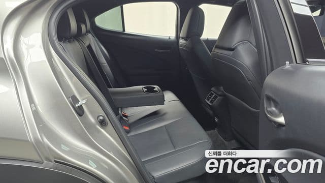 Lexus UX250h 2023 — Фото 11/20