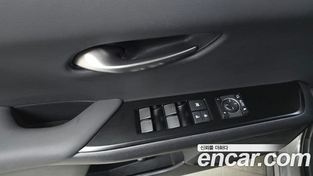 Lexus UX250h 2023 — Фото 17/20