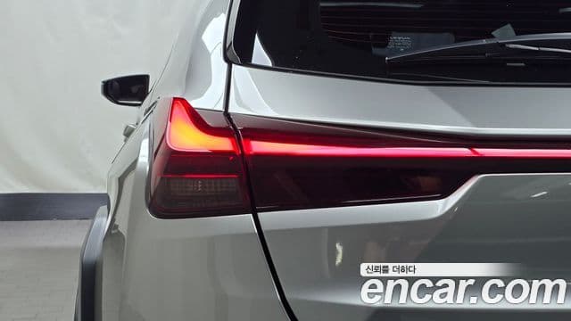 Lexus UX250h 2023 — Photo 13/30