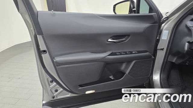 Lexus UX250h 2023 — Photo 5/30