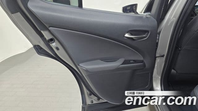 Lexus UX250h 2023 — Photo 19/30