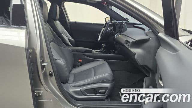 Lexus UX250h 2023 — Photo 18/30