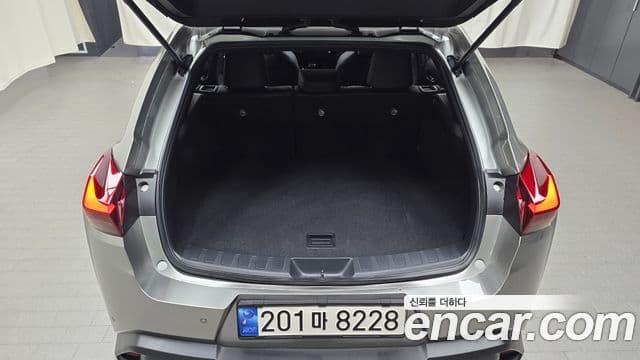 Lexus UX250h 2023 — Photo 21/30