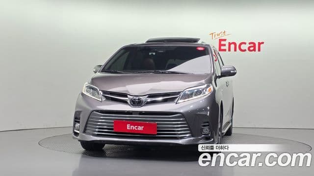 Toyota Sienna 2018 — Фото 3/20