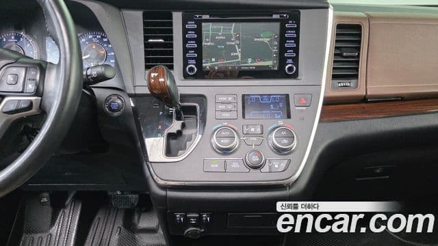 Toyota Sienna 2018 — Фото 16/20