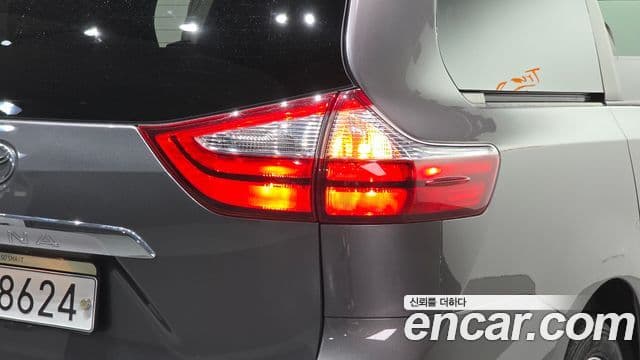 Toyota Sienna 2018 — Şəkil 14/30