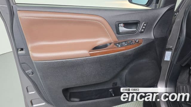 Toyota Sienna 2018 — Şəkil 24/30