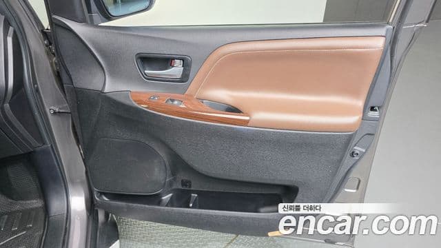 Toyota Sienna 2018 — Şəkil 10/30