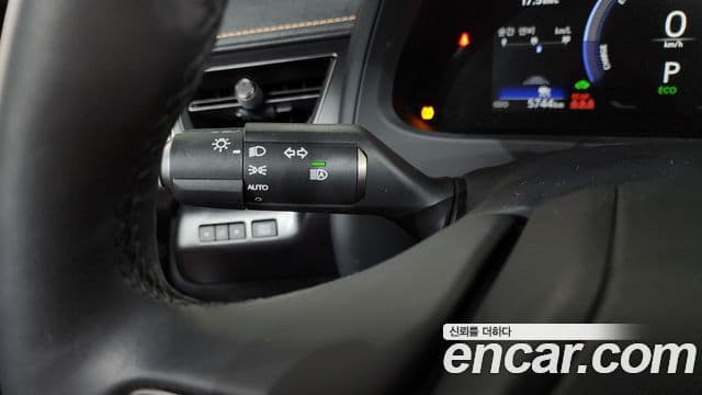 Lexus UX300h 2025 — ფოტო 14/31