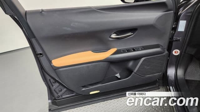 Lexus UX300h 2025 — ფოტო 16/31