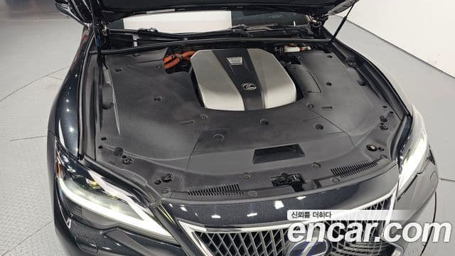 Lexus LS500h 2021 — Photo 19/20