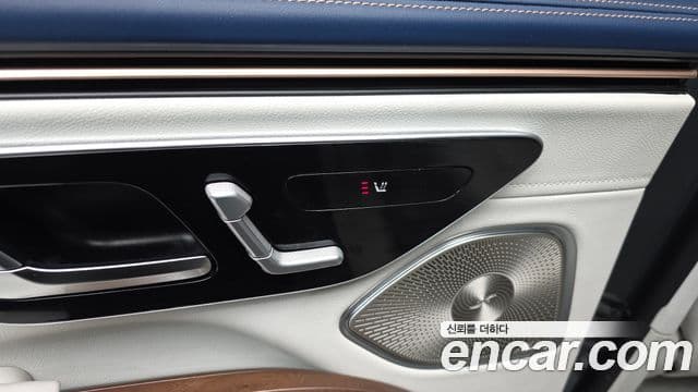 Mercedes-Benz EQS SUV 2023 — Photo 17/34