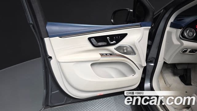 Mercedes-Benz EQS SUV 2023 — Photo 24/34